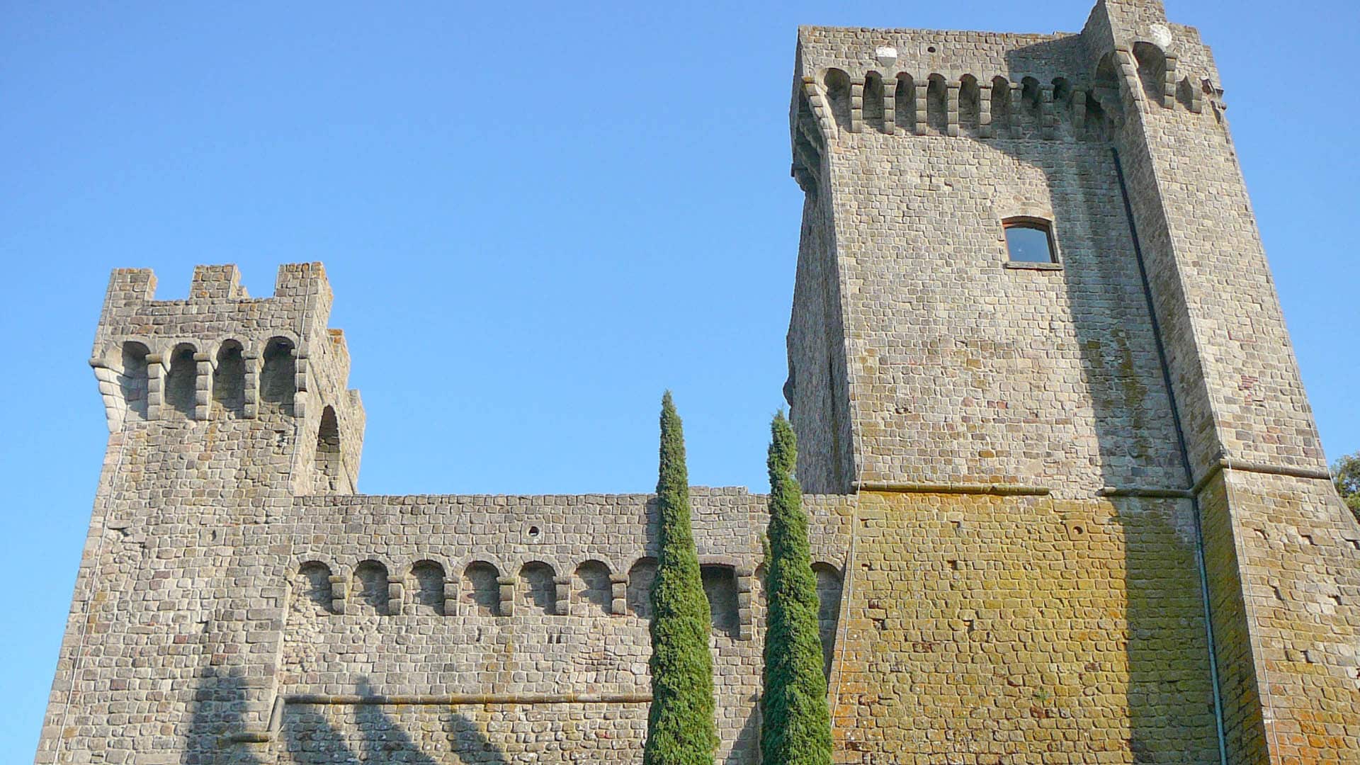 esterno di un restauro castelli con torre e alberi