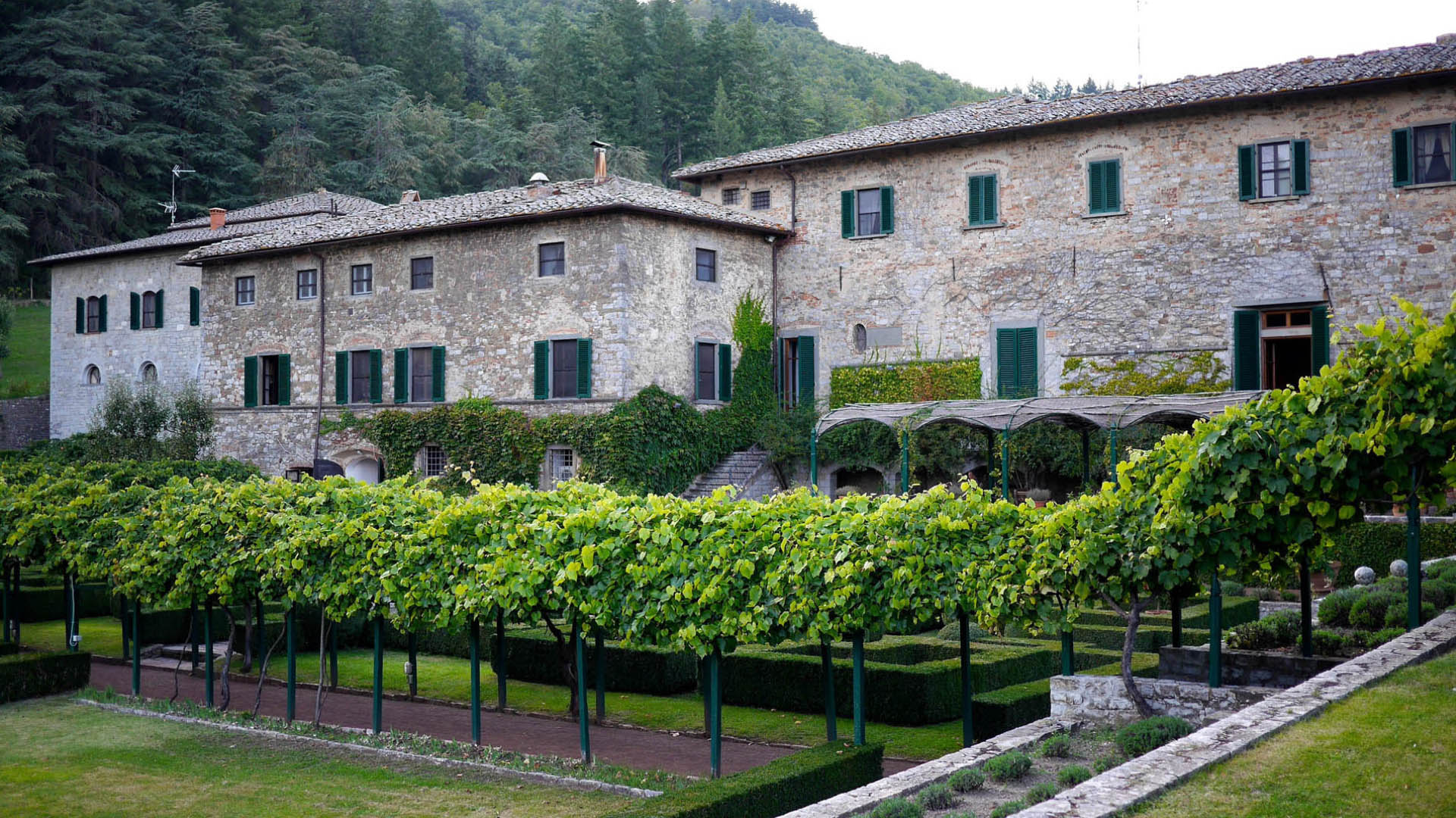 restauro di una tenuta agricola con giardino in campagna