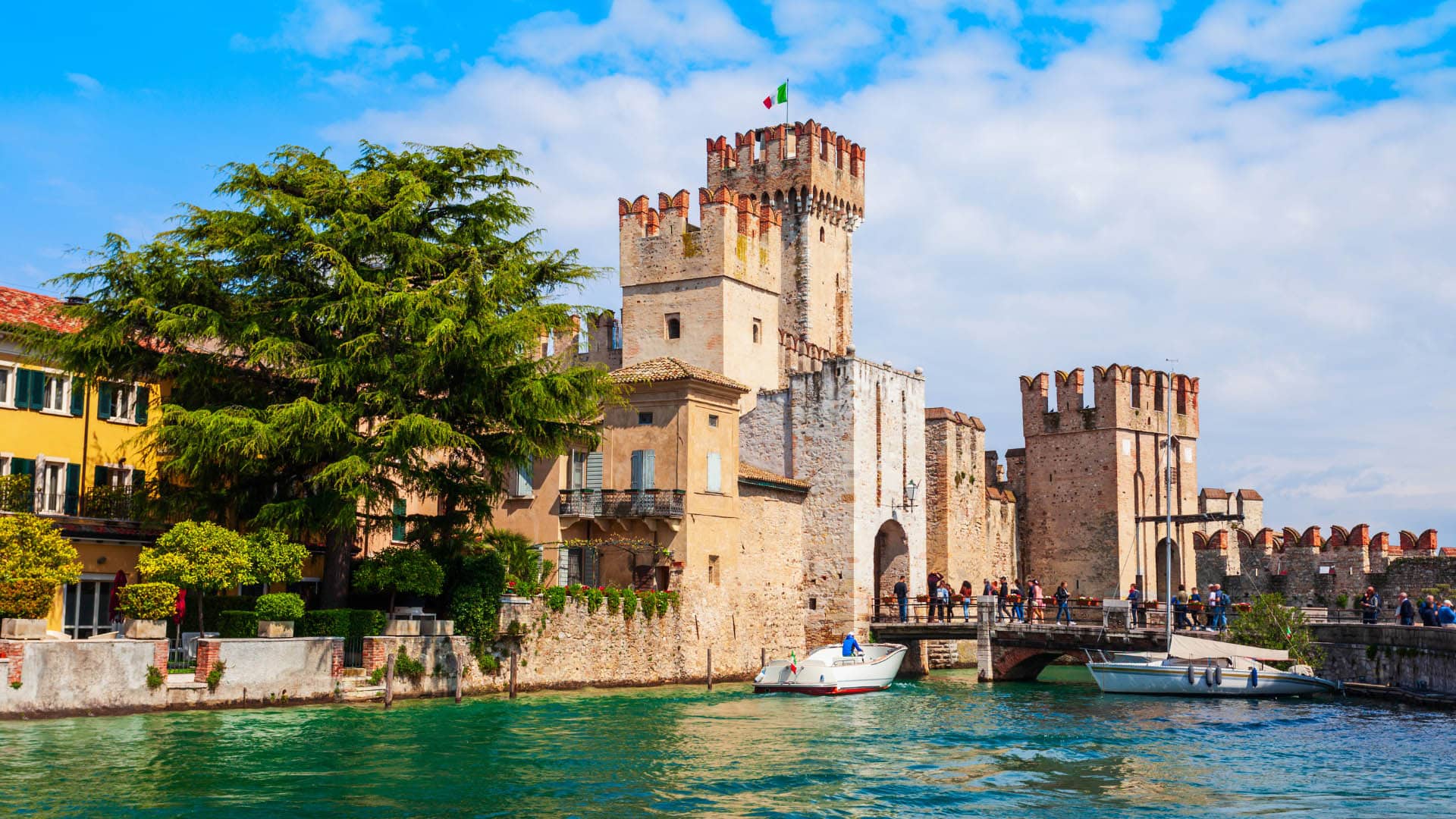 ristrutturazione castelli con spa in cittadina con fiume e turisti