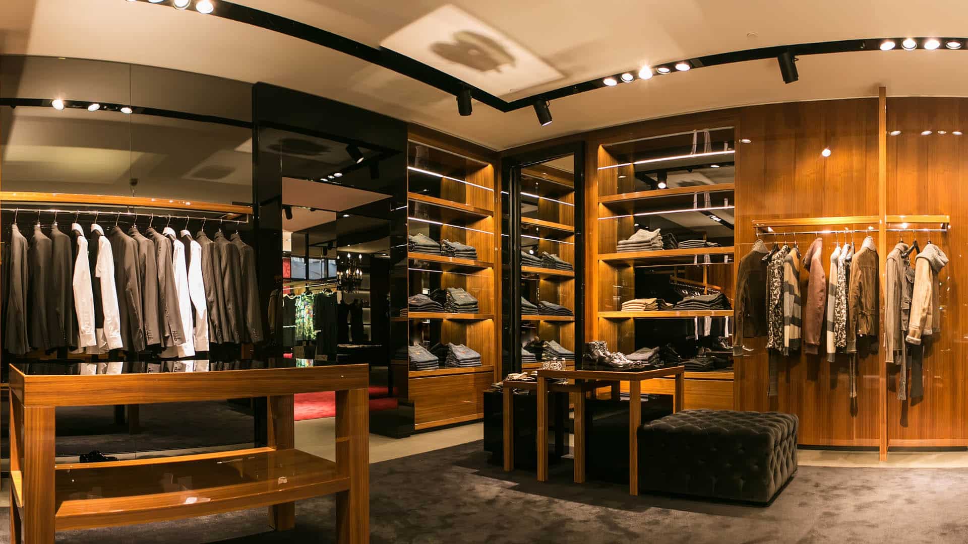 ristrutturazione negozi e boutique di lusso con vestiti e armadi