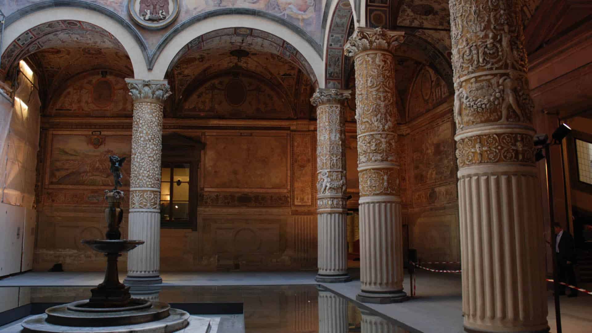 interno di una ristrutturazione residenze epoca con colonne e fontana