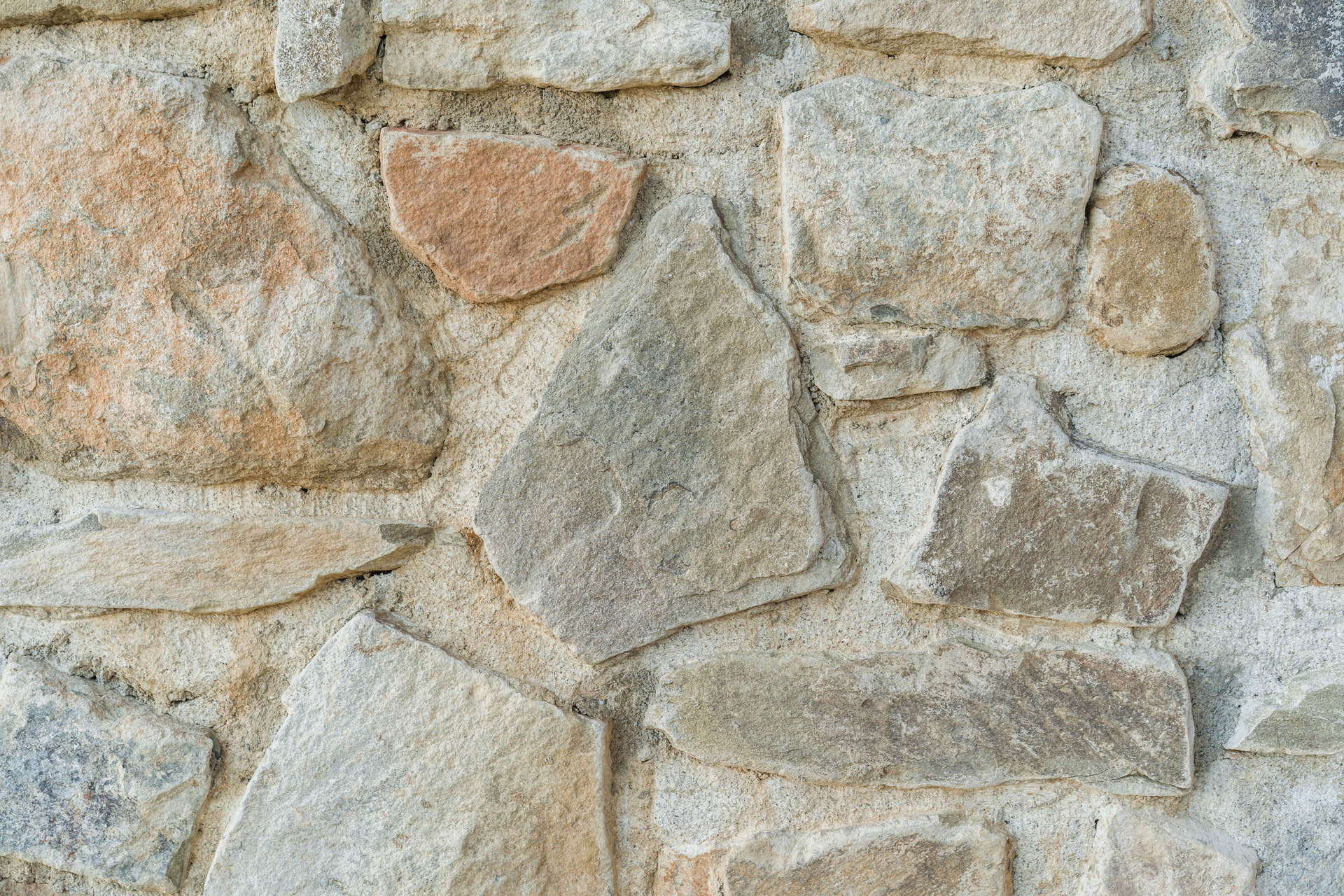 dettaglio muro di pietra ristrutturazione villa di lusso